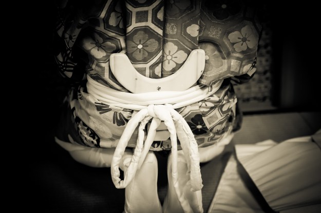 The Y-shaped kibane, a wooden piece that sustains the heavy okuchi-wide trousers. Photo: Stéphane Barbery