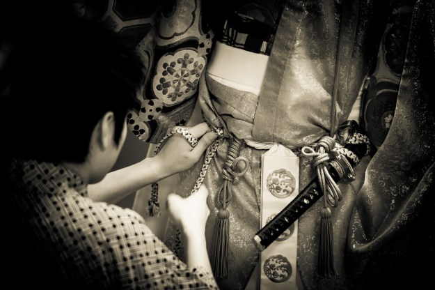 Adjusting the costume for the rehearsal of the Noh 'Kiyotsune'. Photo: Stéphane Barbery