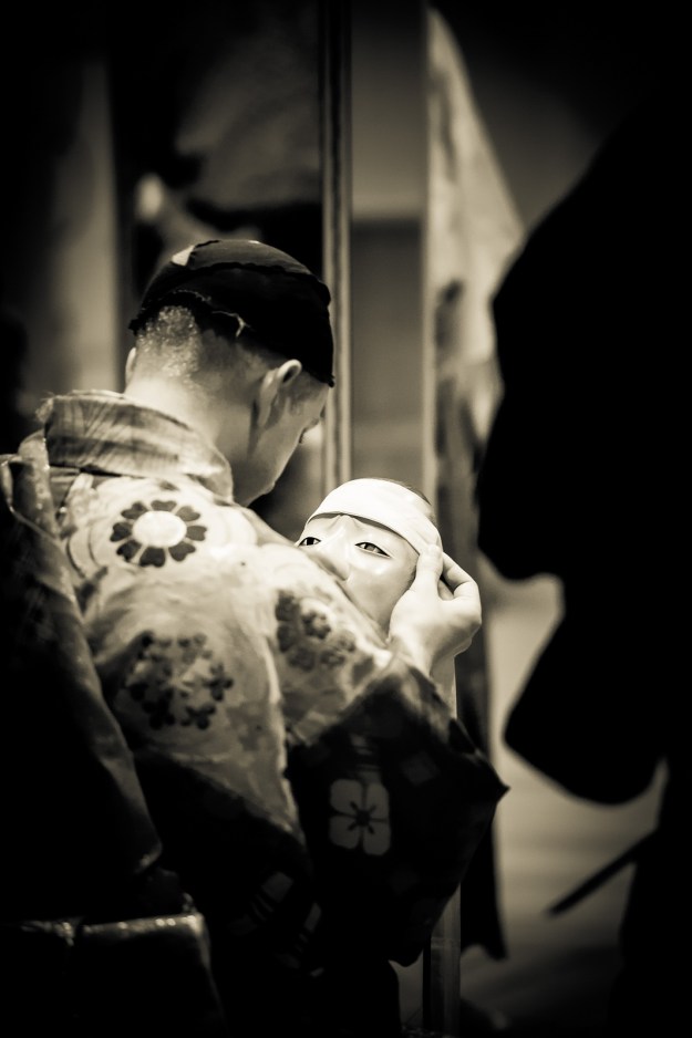 Diego Pellecchia bowing to the Chujo mask before the rehearsal of the Noh 'Kiyotsune' Photo: Stéphane Barbery